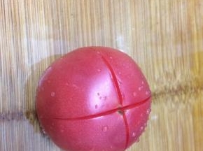 番茄在顶部划成十字刀