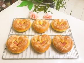 12送入提前預熱好的烤箱中層，上下火175 度25 分钟
13 出炉后移至烤网上放凉
14 凉至手温，保鲜袋密封保存