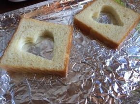 然后，把吐司，放入烤盘中；