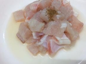 在倒入十三香