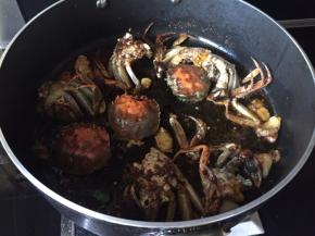 待螃蟹，壳都变红，就可以关火了；