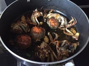 待螃蟹，壳都变红，就可以关火了；