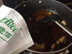 然后，再调入cook 100 麻辣香锅调料，翻炒，煸香；