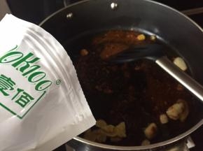 然后，再调入cook 100 麻辣香锅调料，翻炒，煸香；