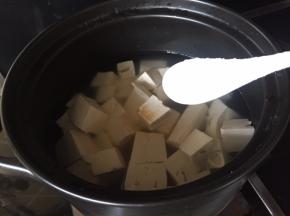 豆腐，砂锅中，加入少许盐、料酒、还有生抽；