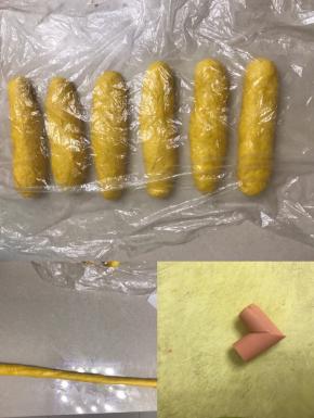 7 轻拍面团排气分成六份，拉长搓圆，盖上保鲜膜松弛15 分钟
8 用二手掌来回搓长大约55 公分长
9 把火腿肠一切二，从中间斜切一刀