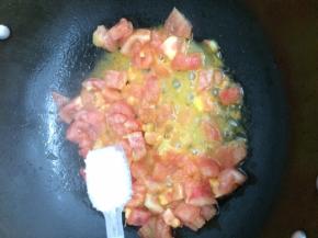 锅里倒入适量的油烧热，将番茄放入，在放入盐翻炒出茄汁