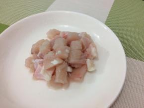龙利鱼切成适当的小块