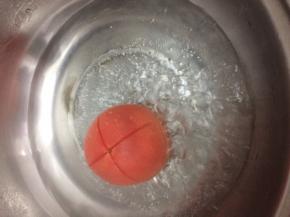 番茄放入热水中去皮