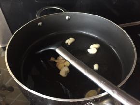 热锅，放入少许油，放入生姜、蒜；