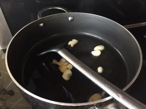 热锅，放入少许油，放入生姜、蒜；