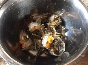 螃蟹，清洗干净，对半切开，备用；