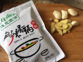 准备好生姜、蒜，还有cook 100麻辣香锅调料；