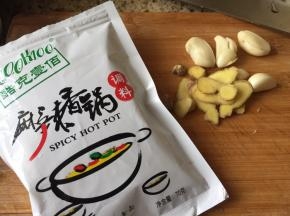 准备好生姜、蒜，还有cook 100麻辣香锅调料；