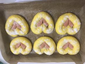 11 放入發酵箱濕度保持在百分之八十左右，溫度在38 度，發酵1.5 倍大，表面刷全蛋液，撤上椰蓉裝飾