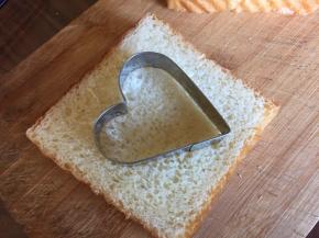 用模具，刻出心形；