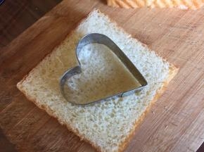 用模具，刻出心形；