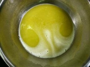 清水、盐、白糖、黄油放入锅里以中小火煮沸腾至黄油融化，关火离炉子。