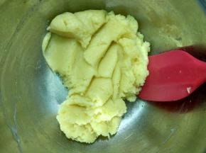 倒入低筋面粉快速翻炒均匀至无干粉。