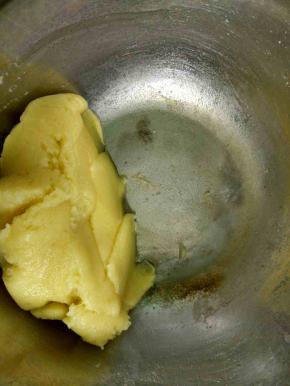 将锅重新置于炉子上，小火不停翻炒，至锅底出一层薄膜关火（约1分钟左右）