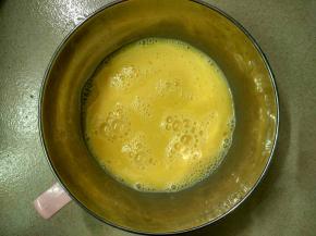 鸡蛋磕入容器搅匀，取120克备用。