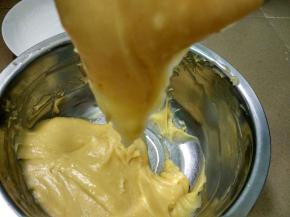 提起刮刀时面糊粘在刮刀上呈不易掉落的倒三角形就行。