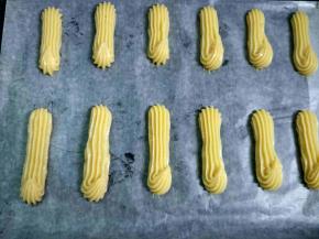 在烤盘上挤出长条形。