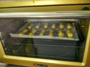 放入预热190度烤箱，上下火中层烤10分钟后，小火调170度，继续烤15分钟至表面金黄色，熄火后余温焖10分钟再取出放凉。（具体时间根据自家烤箱脾气和所挤形状大小来调整，烤时多观察上色情况）