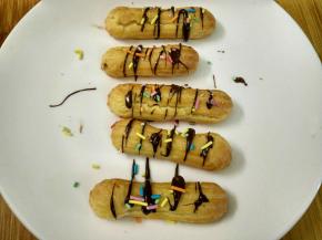 摆入菜盘随意挤大巧克力，撒上银针装饰即可。