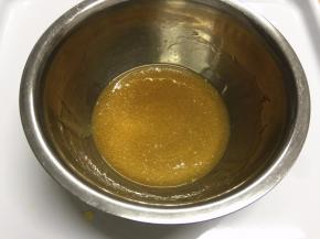 容器里倒入糖浆，用手抽不停搅拌至充满小气体