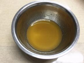 随后加入植物油，用手抽充分搅拌均匀，里面充满小气体