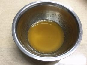 随后加入植物油，用手抽充分搅拌均匀，里面充满小气体