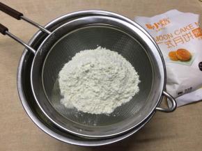 筛入广式月饼预拌粉