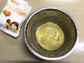 用刮刀和成光滑面团