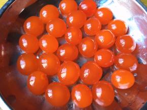 剥离咸蛋黄，洗干净并把膜去掉，置于铺有锡纸的烤盘上，喷洒酒精，放进预热好的烤箱烤，用170度烤5分钟