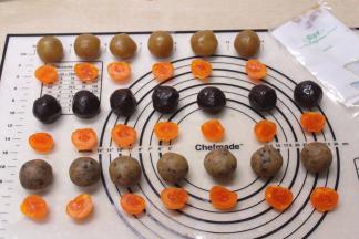 一个蛋黄分开两半，和内陷一起过秤，合共40克，随后馅料揉圆待用