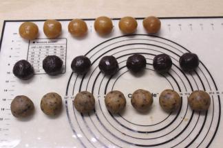 取一个馅料压扁，中间放入半个咸蛋黄，收口揉圆备用