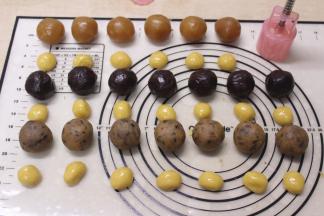 饼皮静置完毕后，分成10克一份，揉圆待用