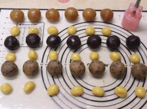 饼皮静置完毕后，分成10克一份，揉圆待用