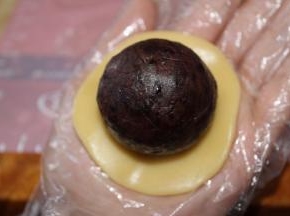 取一个饼皮团，按扁后放入馅料