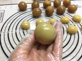 然后慢慢收口，轻轻搓圆