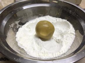 月饼胚在玉米淀粉中滚一圈