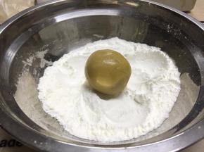月饼胚在玉米淀粉中滚一圈