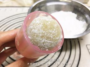 月饼模刷上一层薄粉，将月饼胚放置模具内