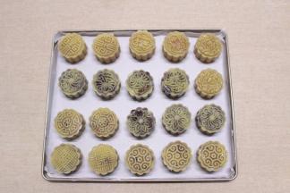 直接在垫有油纸的烤盘上，用力把月饼压平，压出月饼