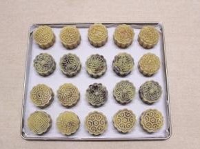 直接在垫有油纸的烤盘上，用力把月饼压平，压出月饼