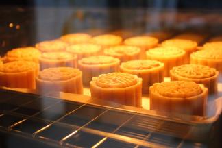 送进预热好的烤箱中层，上下火180度，烤5分钟