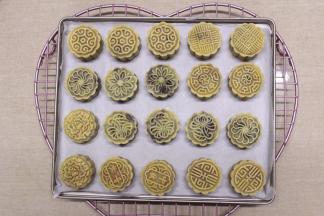 5分钟过后，将月饼取出，刷一层薄薄的蛋黄液