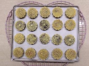 5分钟过后，将月饼取出，刷一层薄薄的蛋黄液