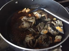 放入螃蟹，翻炒；